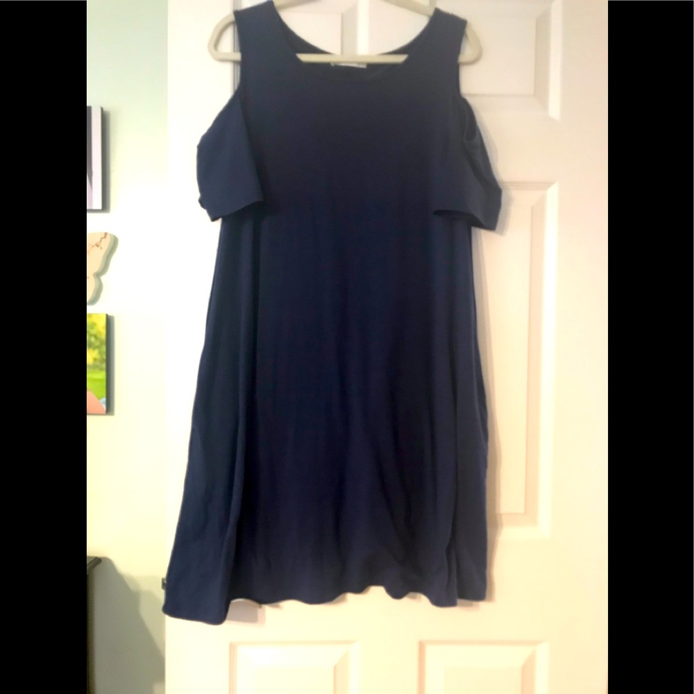 Navy dress with pockets and free shoulders